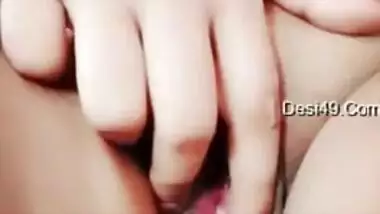 Cheating Indian woman demonstrates pink XXX tunnel for lover