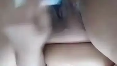 Busty Lahore babe masturbates with a toothpaste pouch