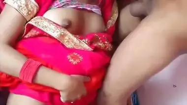 The girl in a saree gives an Indian blowjob and eats cum