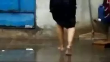 Desi woman allows XXX cameraman to follow her during naked sex walk