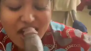 Mumbai girl gives an Indian blowjob to her roommate’s BF