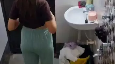 Neighbor girl boobs show before bathing viral MMS