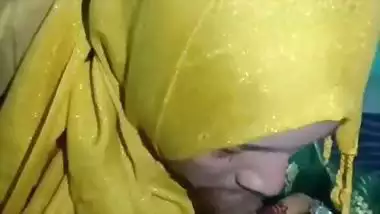 Muslim lady gives a desi blowjob to her lover
